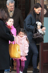 组图：苏瑞随前阿汤嫂逛街 抱玩偶笑容甜美