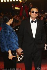 组图：王家卫携爱妻登场 戴招牌墨镜露笑