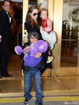 组图：朱莉带孩子们买玩具 龙凤胎儿子金发大眼