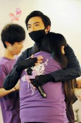 组图：网曝俞灏明2012年庆生照 戴口罩拥抱粉丝