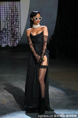 组图：蕾哈娜透视内衣性感献唱维多利亚秀