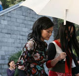 组图：歌唱家宋祖英出行南阳 多人护送阵势足