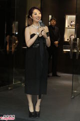 组图：杨千嬅露肩长裙上围暴涨