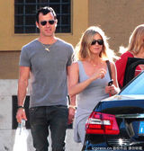 组图：安妮斯顿秀八字奶 携男友游罗马