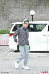 组图：应采儿剖腹诞男婴 谢天华等入院探望