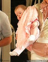 组图：妮可-基德曼全家出行乐融融 小女儿首露面