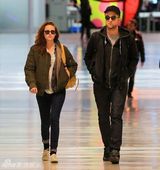 组图：暮光情侣档齐戴墨镜扮酷脸现身机场