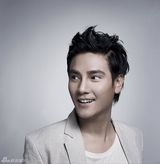 组图：丁子峻暖春造型曝光 帅气笑容添暖意