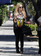 艾薇儿试婚纱疑婚期将近 与未婚夫采购钻戒(图)