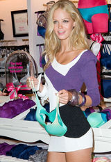 高清组图：三位超模现身内衣店PK长腿青春靓丽