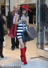 组图：白灵圣诞扫货挤奶压腿 和狗仔玩藏猫猫