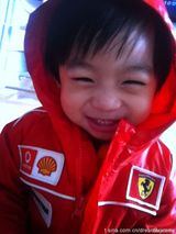 组图：Kimi成长全纪录 和妈妈啃饼干跟爸爸学车