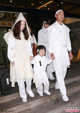 温碧霞母亲出殡双手合十 披麻戴孝神情落寞(图)