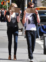 组图：艾玛与加菲反狗仔 出奇招做慈善