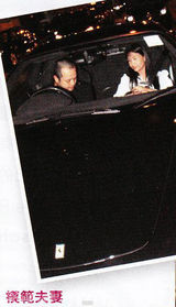 幻灯图：邱淑贞素颜带女儿逛街 戴口罩躲记者偷拍