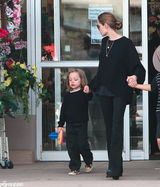 组图：朱莉皮特带娃度假 分头游玩温情十足