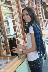 高清组图：童瑶东京街头拍写真 秋日午后秀清新