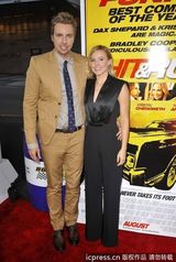 组图：《逃脱》首映 贝尔与戴克斯激情热吻