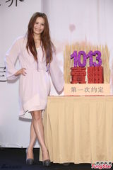 组图：周蕙粉裙亮相气质优雅 现场洒泪否认整形
