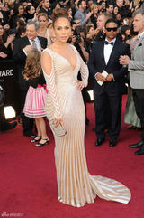 高清图：奥斯卡红毯詹妮弗-洛佩兹礼服勾勒身材