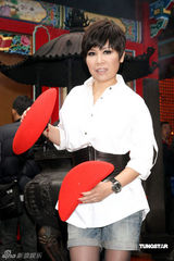 幻灯：黄小琥月老庙求姻缘 遗憾初婚未穿过婚纱