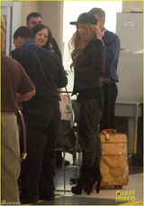 组图：林赛罗韩穿恨天高过安检 脱衣露香肩