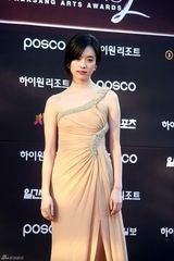 高清组图：众星亮相48届百想艺术大赏红地毯