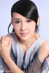 组图：陈美行新年写真飘逸纯情 淡蓝薄衫清爽动人