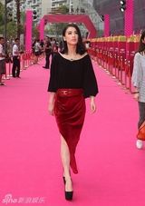 组图：黄圣依助阵活动演绎现实版美女与野兽