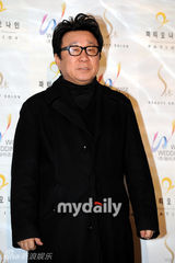 组图：韩星朴诗妍池城等出席女歌手姜成妍婚礼