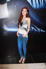 组图：文咏珊有意搬离旧居 否认为避开旧爱