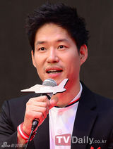 组图：韩片《R2B》发布申世京手执Rain人形立牌宣传