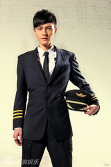 组图：冯铭潮“空少”制服写真 型男造型魅力四射