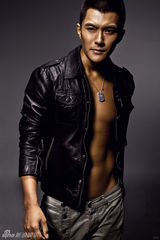 组图：沈泰半裸写真 古铜肌肤大秀身材