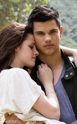 高清组图：《新月》票房大热 男女主角浪漫写真曝光