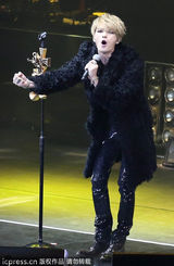 组图：金在中南京火热开唱 赤裸上身大方秀纹身