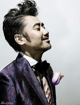 组图：吴秀波《芭莎》大片萌叔“色”看世界