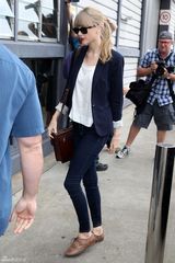 组图：泰勒悉尼电台宣传 小西装显帅气干练