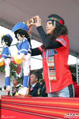 组图：徐若瑄携母亮相 装扮民族风