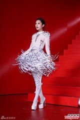 组图：杨丞琳穿华服亮相 尾椎伤势未复原