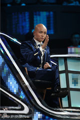 组图：《演说家》乐嘉拥吻清纯女大学生