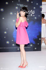 幻灯图集：许玮宁甜美代言名表 粉红吊带裙显可爱