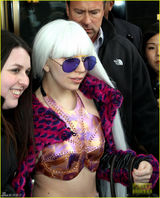 组图：Gaga频换装街头变秀场 女王变夜店女郎