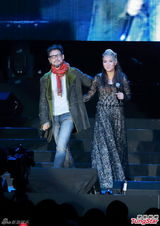 组图：黎瑞恩慈善个唱开锣 开心落泪唱经典