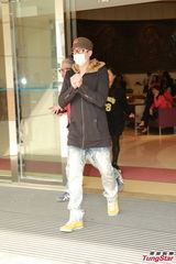 组图：周家蔚剖腹产子 洪天明报喜心情大好