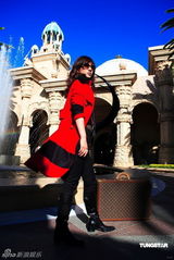 幻灯图：黄奕南非拍大片 轻松惬意享受生活