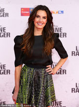 组图：德普撑《独行侠》柏林首映 汉莫揽美女