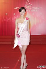 组图：尚格云顿助阵2012亚姐竞选赞佳丽优雅