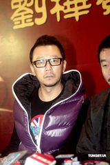 高清组图：“道哥”刘桦签约星皓获赠金饭碗 黄渤郭涛抵场祝贺