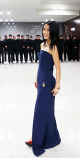 组图：IT GIRL陈燃蓝色长裙简约亮相 诠释自然时尚